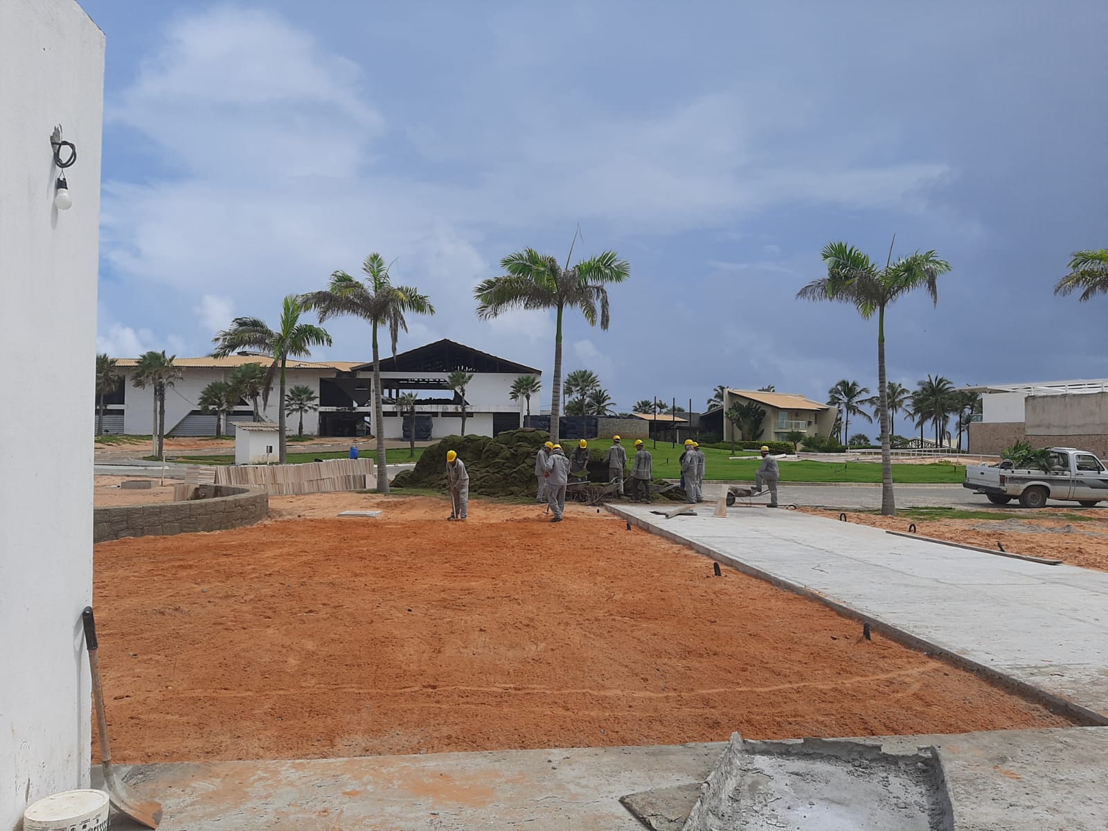 Jardim com piscina